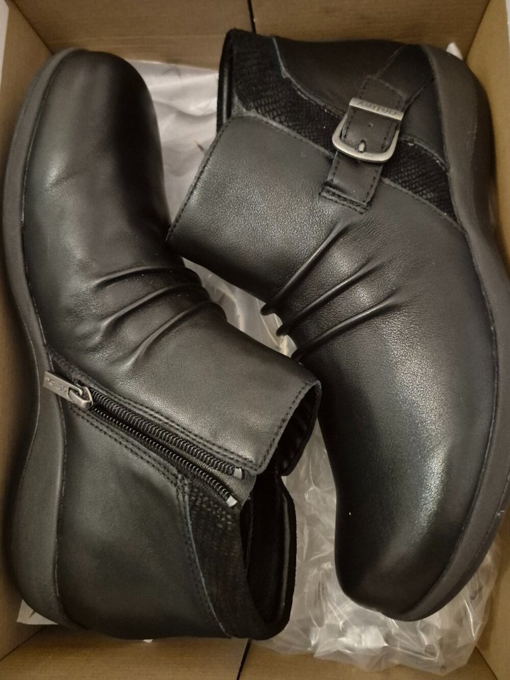 Almost New 41M size 10 Aetrex Luna Ankle Boots Womens 10 zippered side with box